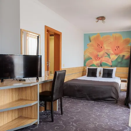 Hotel семеен опера